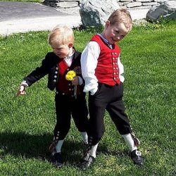 Materialpakke guttebunad ca 8 r (128 cm)