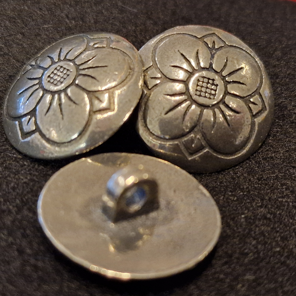 Tinnknapper til Sunnm�rsbunad, oksidert (tinn-10)