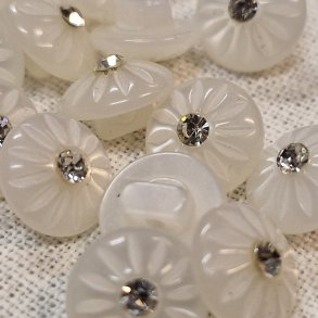 Liten hvit med strass (11mm)