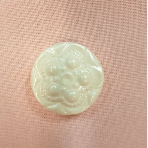 Perlehvit stor med blomst undersydd (22mm)