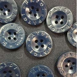 Mrk bl knapp med skrift (18mm)