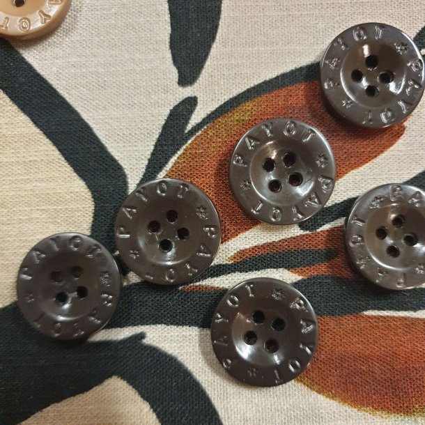 Mrk brun knapp med skrift (18mm)