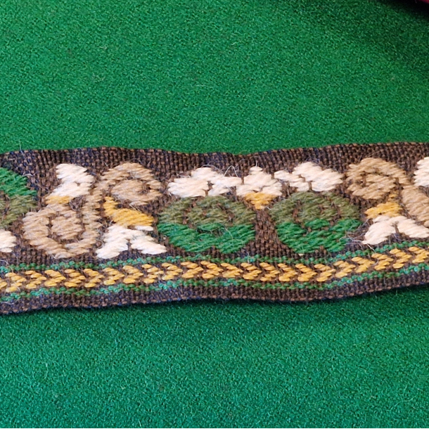 Ullbnd 35 mm - Grnn hovedfarge, oker, grbeige, offwhite. Brunmelert bunn