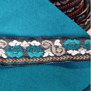 Ullbnd 35 mm - Turkis/petrol hovedfarge, oker, grbeige, offwhite. Grsvart bunn.