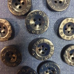 Mrk bl knapp med skrift (18mm)