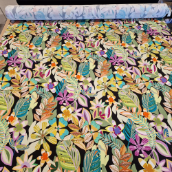 Regnskog av blomster - 94% viskose / 6% elastan (140 cm bredde)              