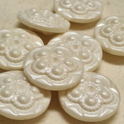 Perlehvit stor med blomst undersydd (22mm)