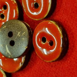 Rd knapp 2 hull (12mm) Keramikk p tre