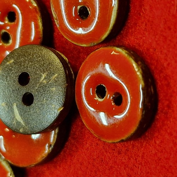 Rd knapp 2 hull (12mm) Keramikk p tre