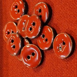 Rd knapp 2 hull (12mm) Keramikk p tre