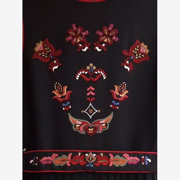 Sunnmrsbunad m/kep - Dame, Svart Kamgarn - 1 p lager!