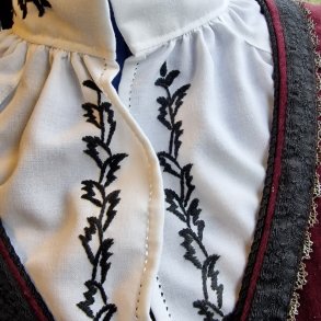 Ptegnet bunadskjorte strykefritt stoff