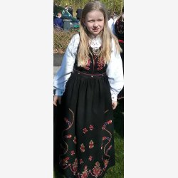 Sunnmrsbunad m/kep - (4-12 r) Svart to-skaft kamgarn